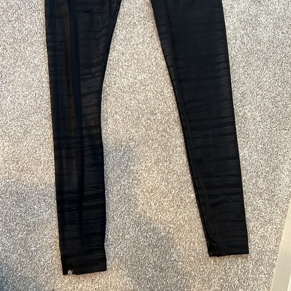Onzie leggings in black subtle pattern - size small/medium - Picture 2 of 3